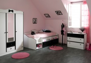 Trendiges Jugendzimmer in den Farben schwarz und weiß